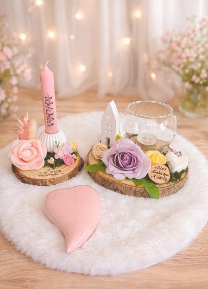 Muttertagsdeko mit Kerze und Rosen auf Baumscheiben
